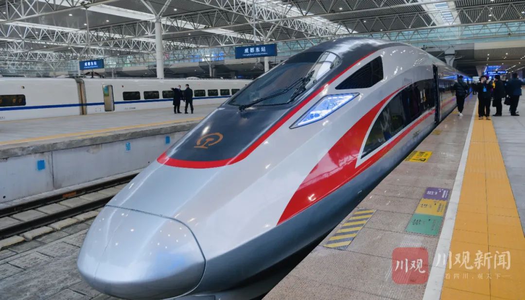 次列车是成渝"复兴号"g8620次列车驶入内江北站由重庆沙坪坝站开往成