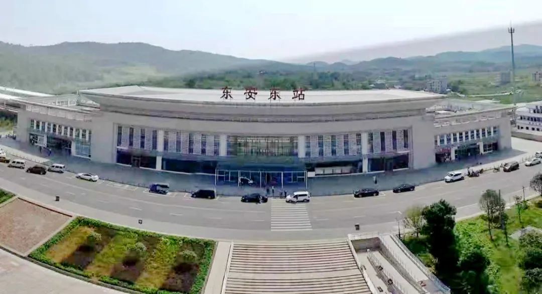 13时56分,救护车到达东安东站,众人合力将旅客送上救护车.
