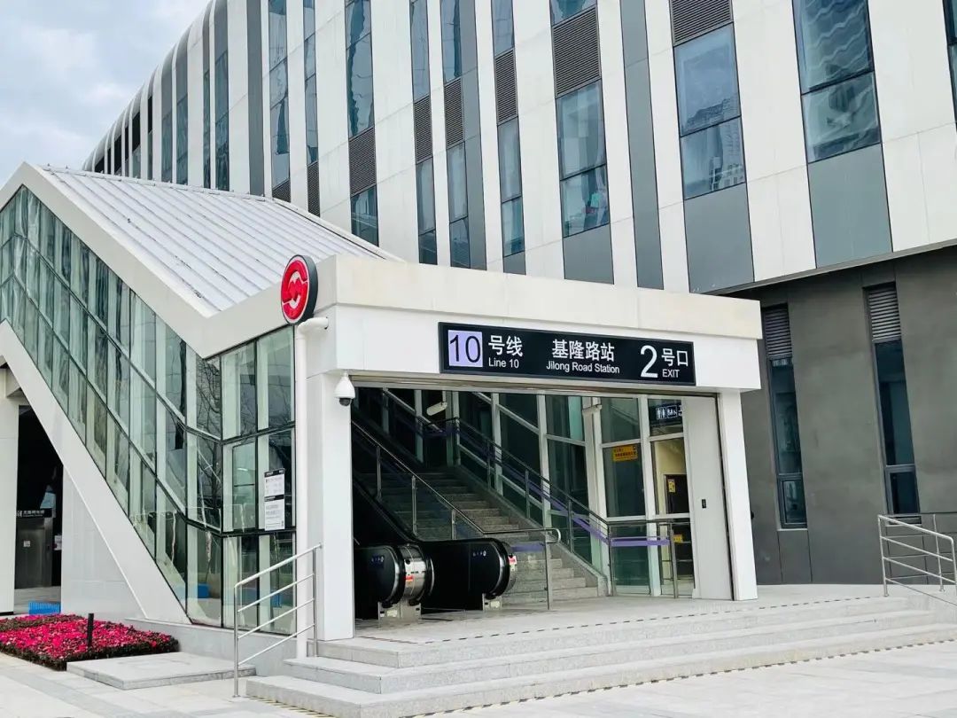 10号线列车驶入新终点站:基隆路站!外高桥保税区进入