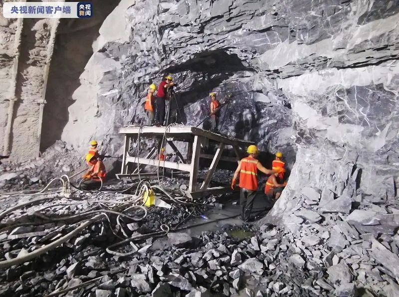 厉害！云南最长高速公路隧道今日贯通！8分钟横穿怒山山脉~（最新发布）