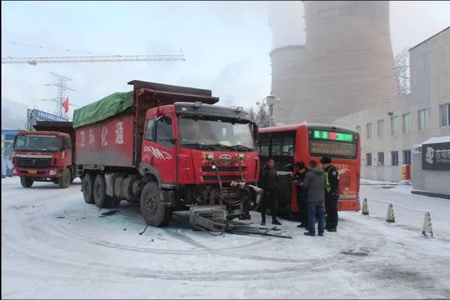 与一辆直行的重型自卸货车发生碰撞,事故发生原因是由于冰雪路面,该