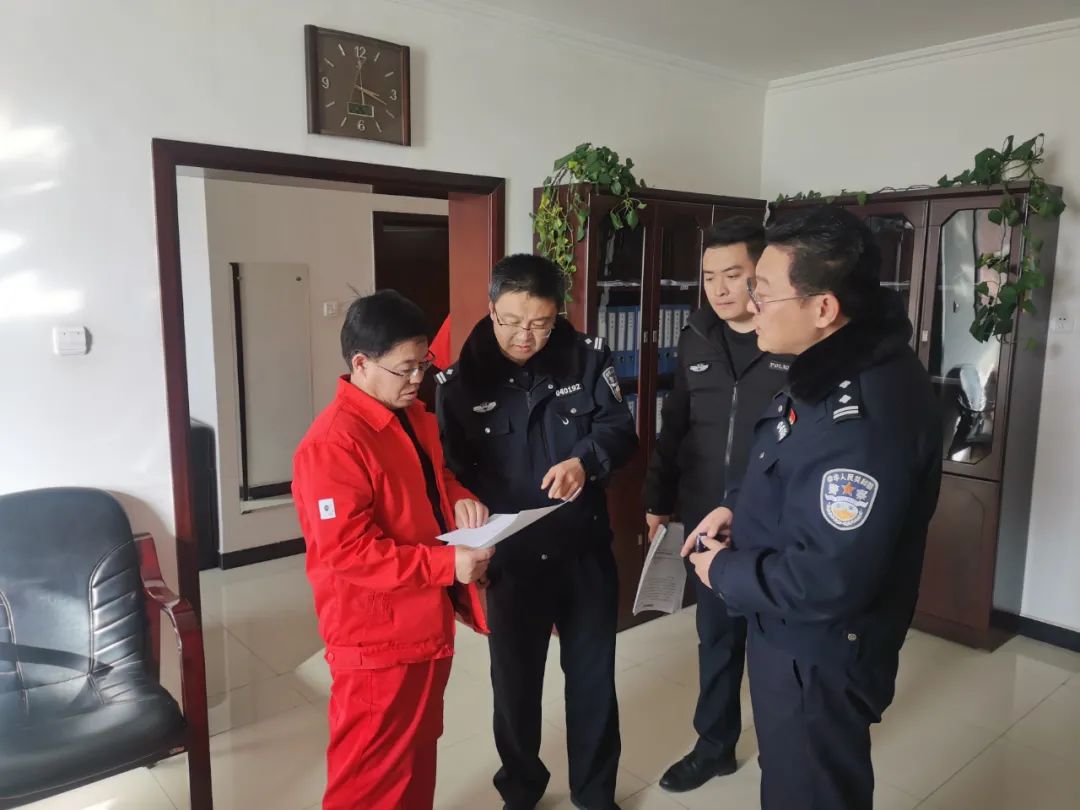 茫崖市公安局交警大队会同冷湖车管分所向存在安全隐患的运输企业下达