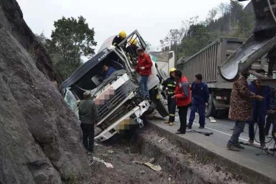 大货车事故现场令人惊心!