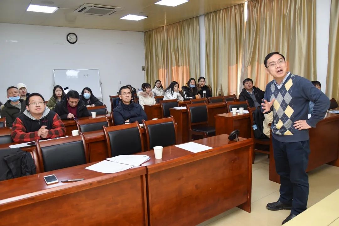 学院青年教师代表朱成周,华师一附中校长周鹏程,化学学院院长肖文精