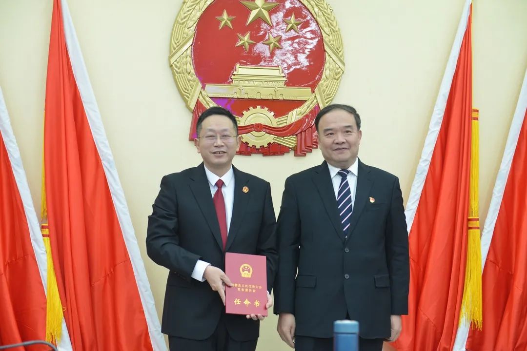 会上仙游县人大常委会主任黄一敏向董金勇同志颁发了任命书.