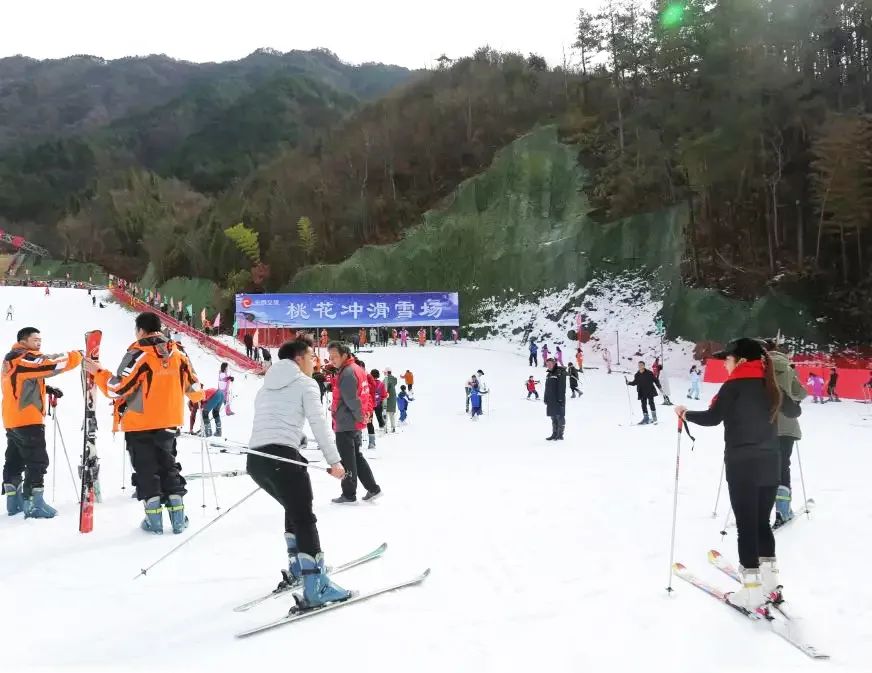 大型停车场滑雪学校,雪具大厅,游客接待中心跌宕起伏,极富挑战力滑雪