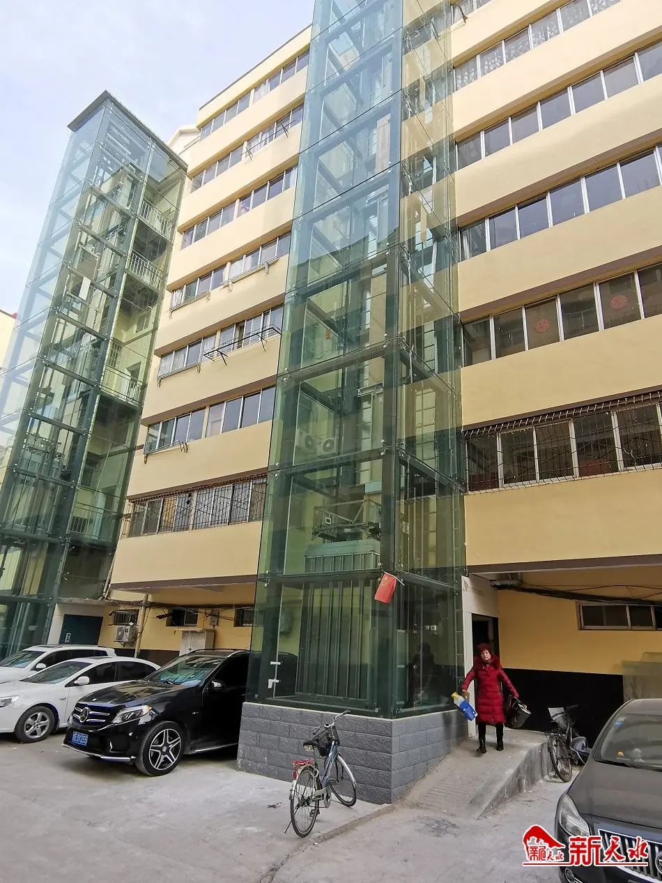 单元楼梯间重新刷了白墙,更换了led照明灯,高层楼房加装了外挂电梯