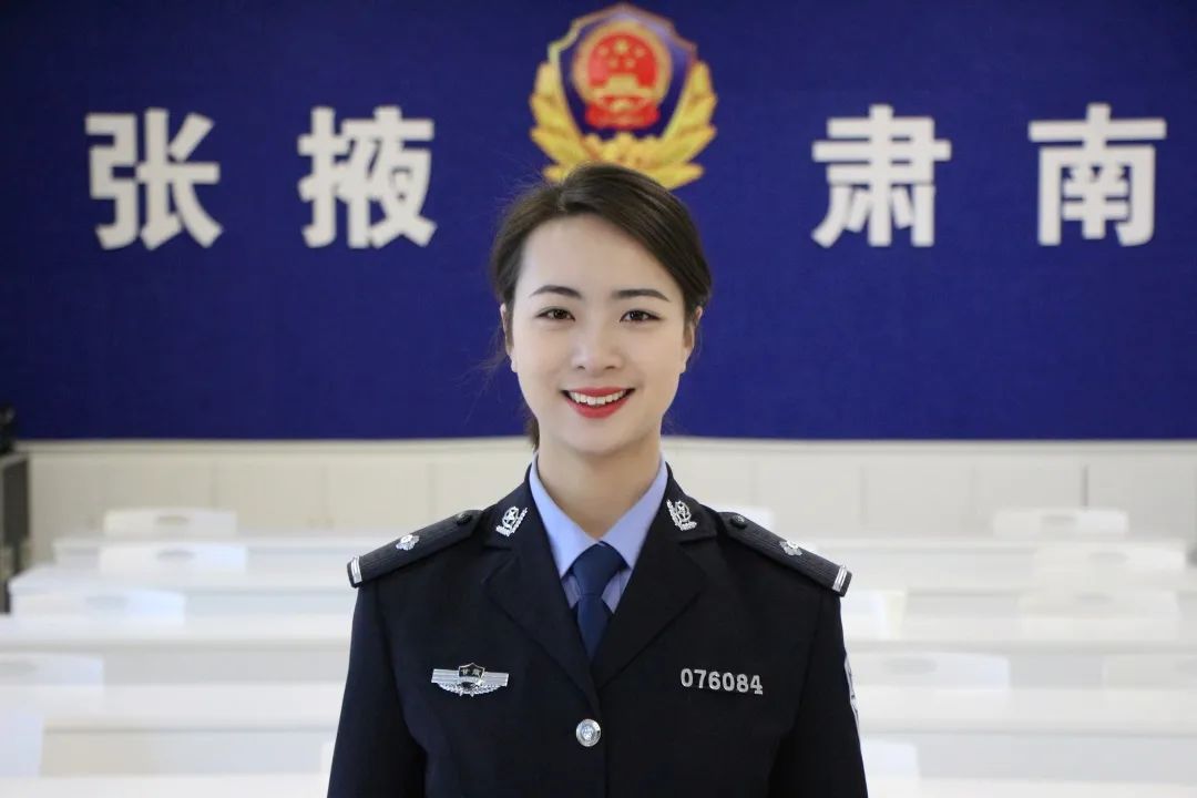 致敬警察节做一名带着微笑前行的人民警察