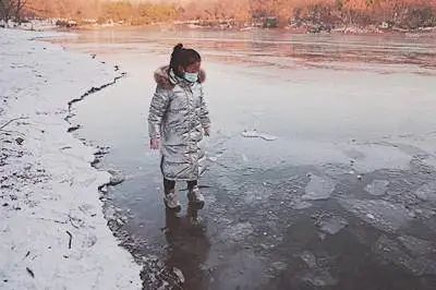 南京琵琶湖河面结冰!有人大胆冰上行走