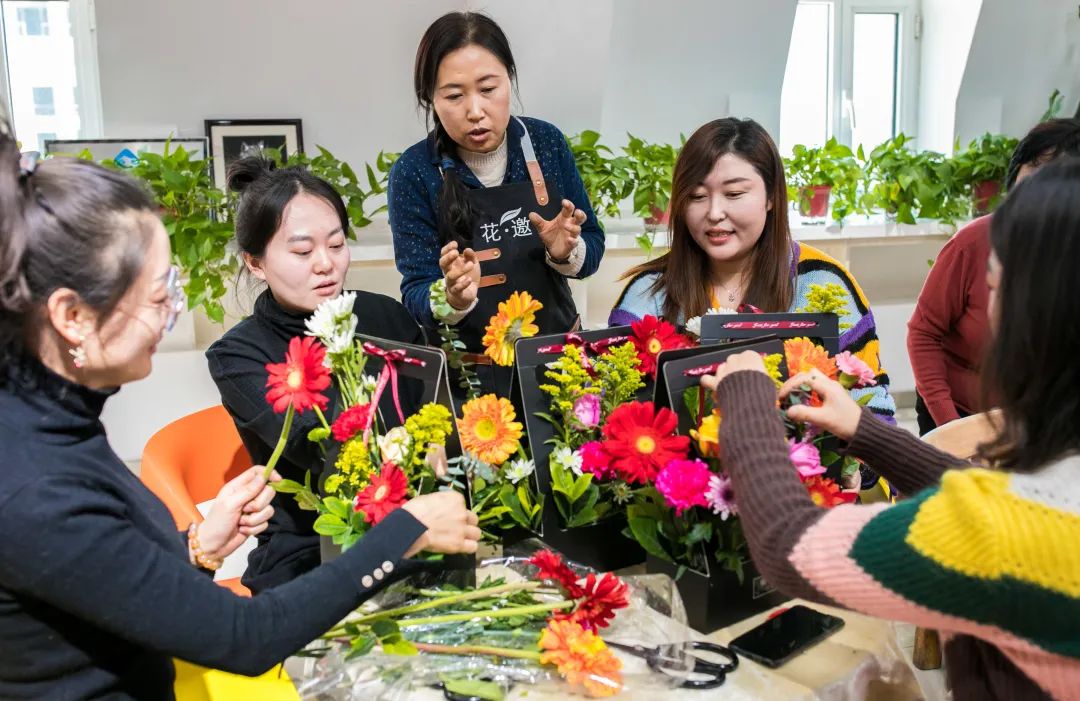 12月31日,花艺爱好者在学习插花技艺.