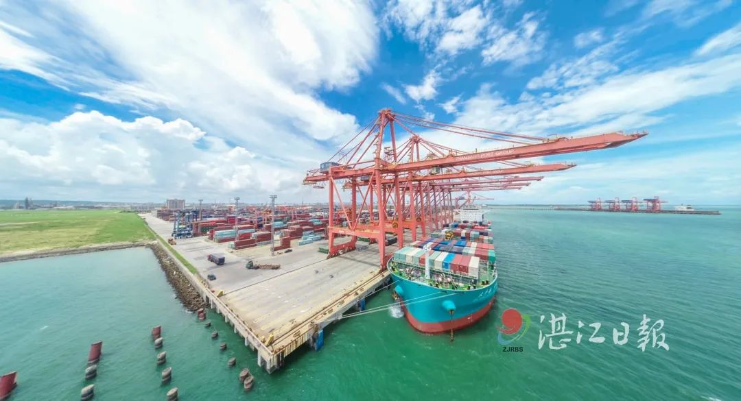 湛江港集团宝满集装箱码头,一艘巨轮停靠作业.