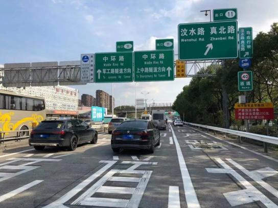 高速公路下匝道口增设了车道指示和禁止实线变道标线,驾驶人一目了