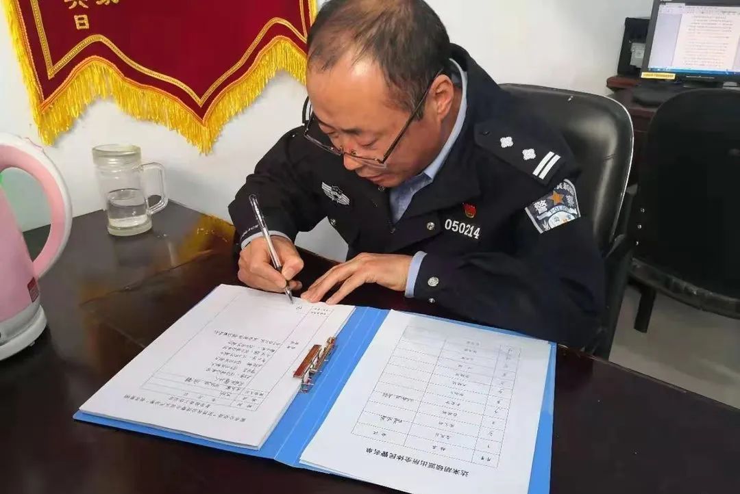 战不倒的硬核老警徐文利请你安心养病所里的工作一切都好