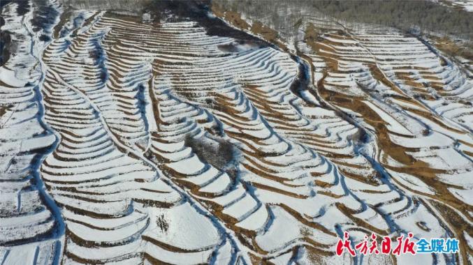 近日,雪后的积石山县刘集乡,层层梯田,皑皑白雪,构成了一幅美丽的冬日