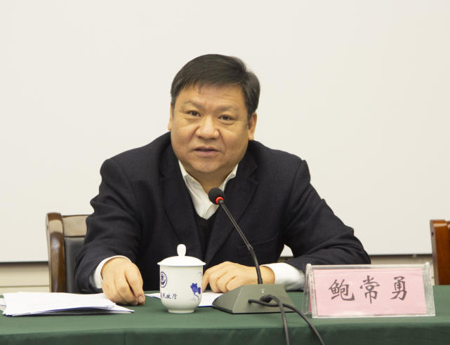 省慈善总会会长邓永俭,省民政厅厅长,党组书记鲍常勇出席会议并讲话