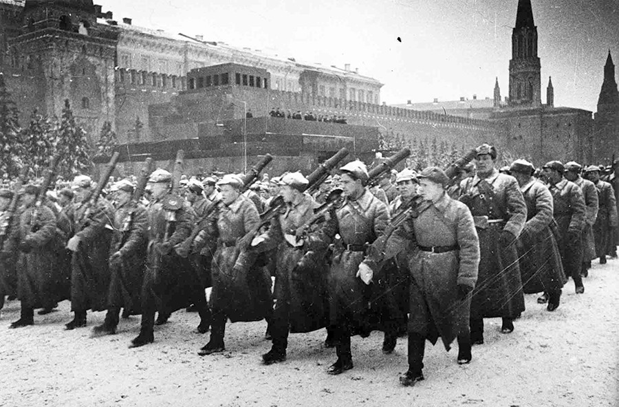 1941年红场阅兵,战士们直接开赴前线