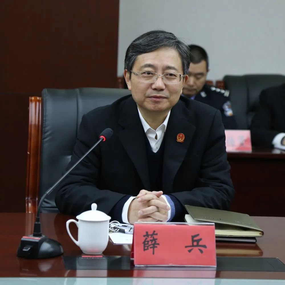 经开区法院党组书记,院长薛兵及班子成员,中层干部参加汇报会和考评.