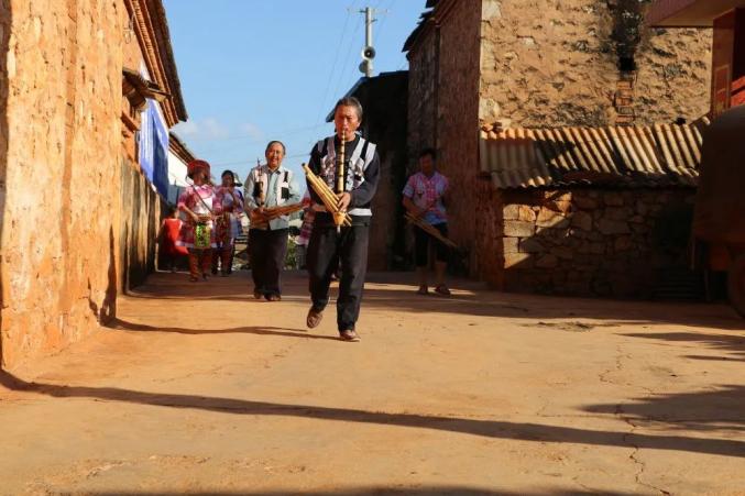 建水这个村环境美了,百姓乐了!