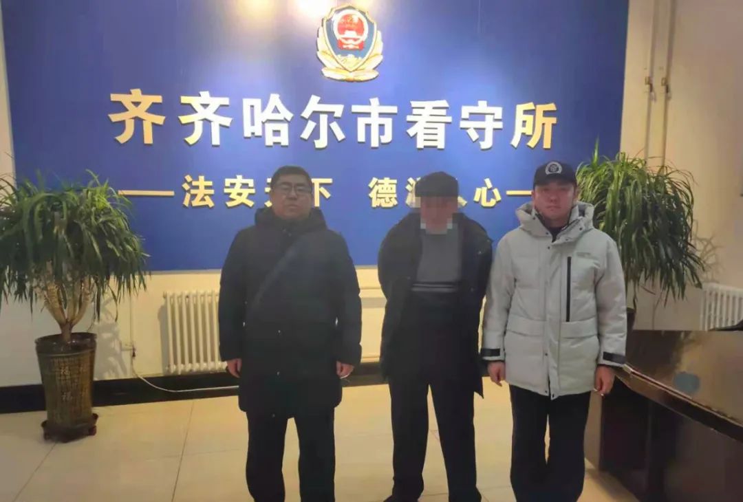 市公安局龙沙分局正阳派出所抓获了一名随意划伤多台车辆的犯罪嫌疑人