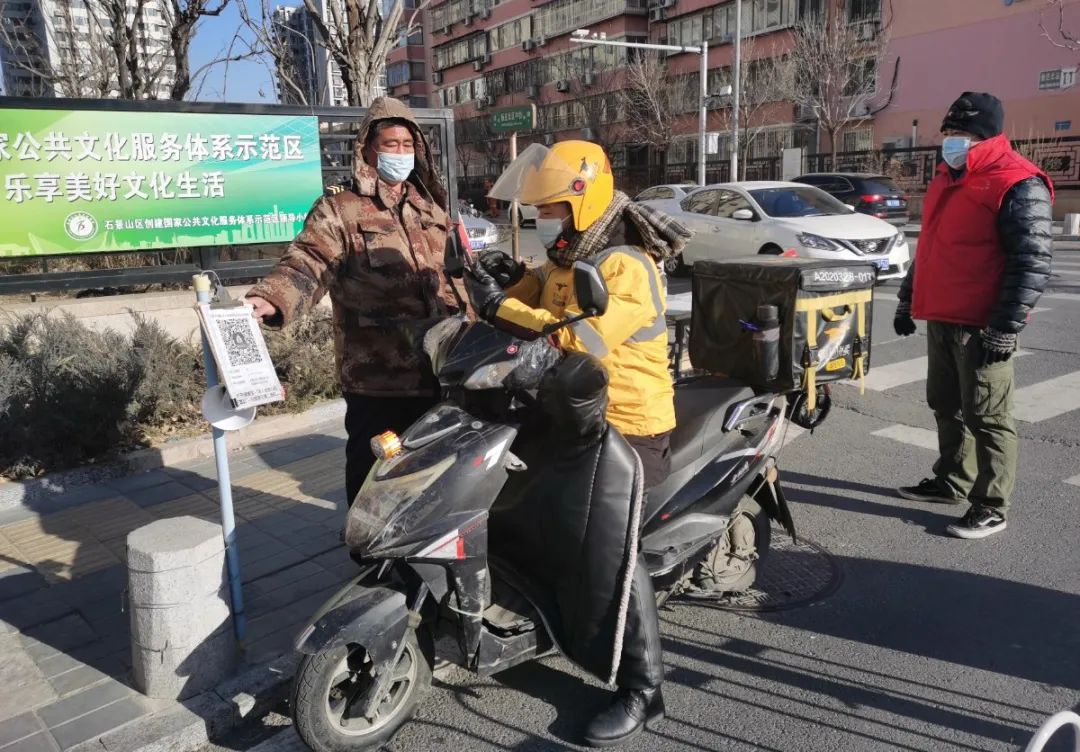 外卖小哥忙碌奔波,只为将一顿热餐送到我们手中