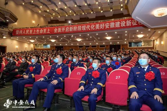 "梁轶飞回忆,赶到现场时,堤身断面崩塌只剩下三分之一,在分析原因后