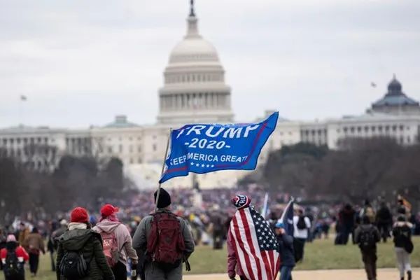 2021年1月6日,在美国首都华盛顿,美国总统特朗普的支持者举行示威游行