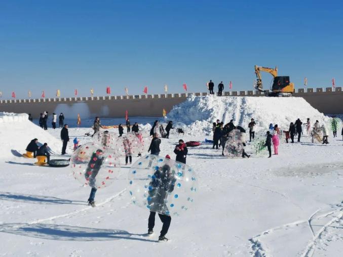 随着天气逐渐转冷,南坝滑雪场,骊靬冰雪大世界,金