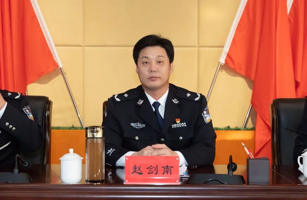 赵剑南回顾了呼伦贝尔市公安局近两年的发展历程和取得的成绩