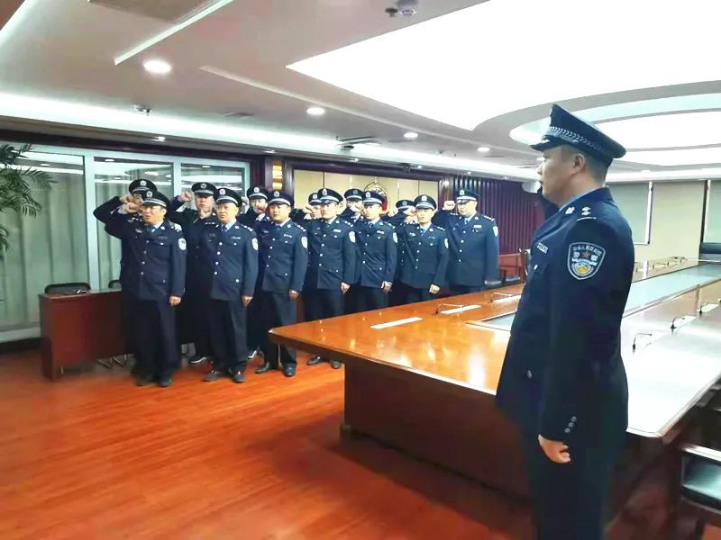 活动二:重温入警誓词