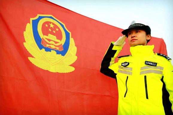 菏泽高速交警发布 与警旗同框 礼赞首个中国人民警察节与警旗同框 晒