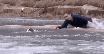 淮北发布 近期寒潮袭城 淮北很多公园的湖面 和小区的水池都结了冰有