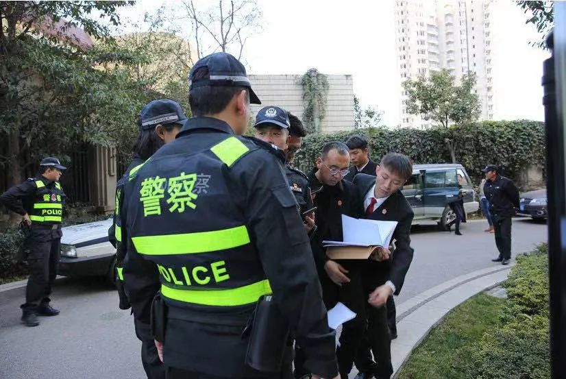 法警们节日快乐人民法院里有这样一支特殊的警察队伍