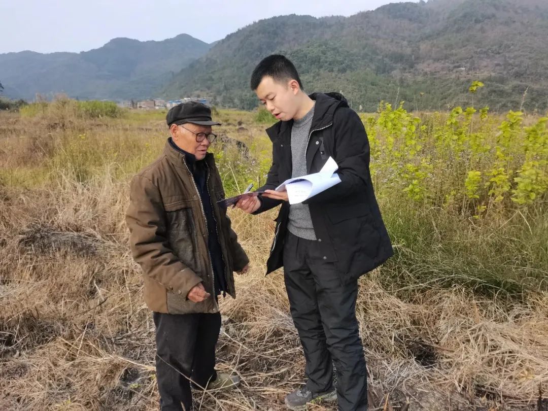 图注:在田间与群众交流荔波县人民法院相关报道:荔波潘仕球涉黑案