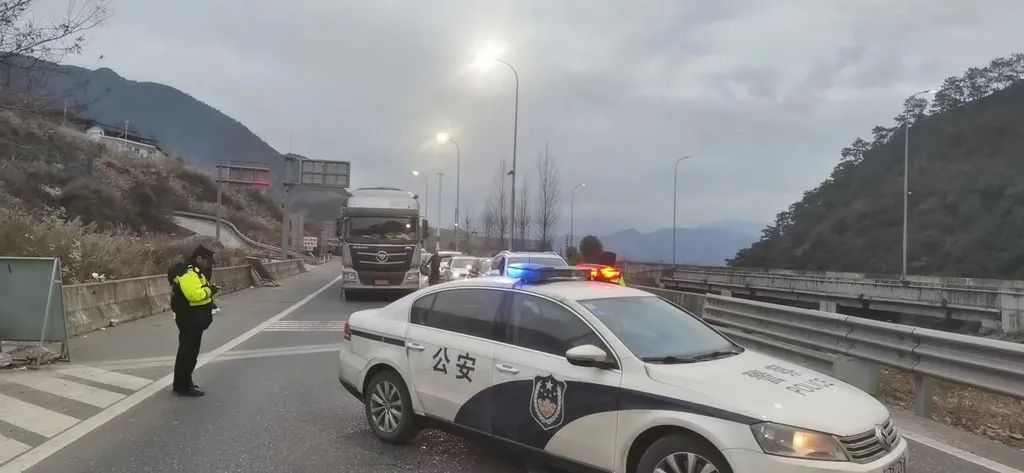 视频丨雅西高速警车带道六千余台次货车组队碾压冰凌通行冰雪路