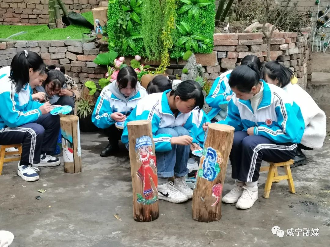 学生利用课余时间在张秋荷文化小院画画张秋荷带着学