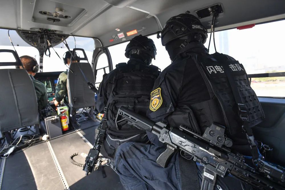 广州特警闪电突击队队员准备从警航直升机上索降(2020年12月30日摄).