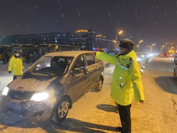 交警冒雪指挥车辆有序通过