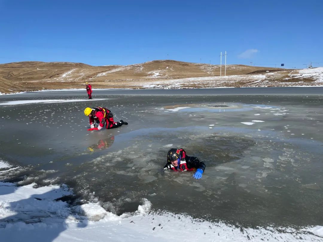 2021年的第一场雪消防员们玩了点不一样的