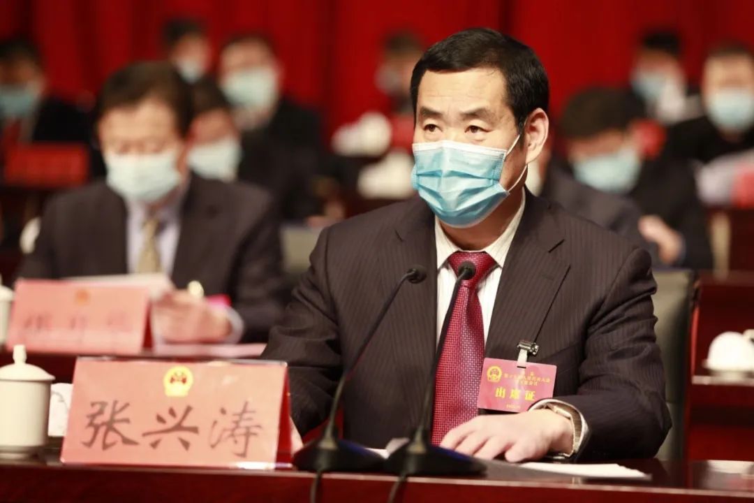 受中共沛县人民政府党组委托,张长缨向大会作工作报告.