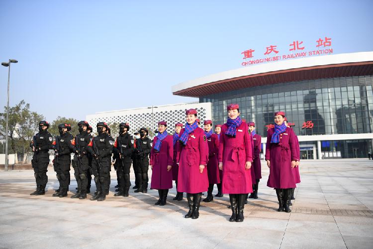 重庆客运段乘务人员和重庆铁路公安处特警队员进行联合多样化培训