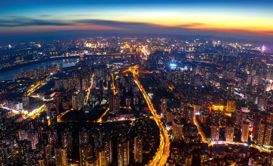 南岸区海峡路,晚霞中的南岸夜景.