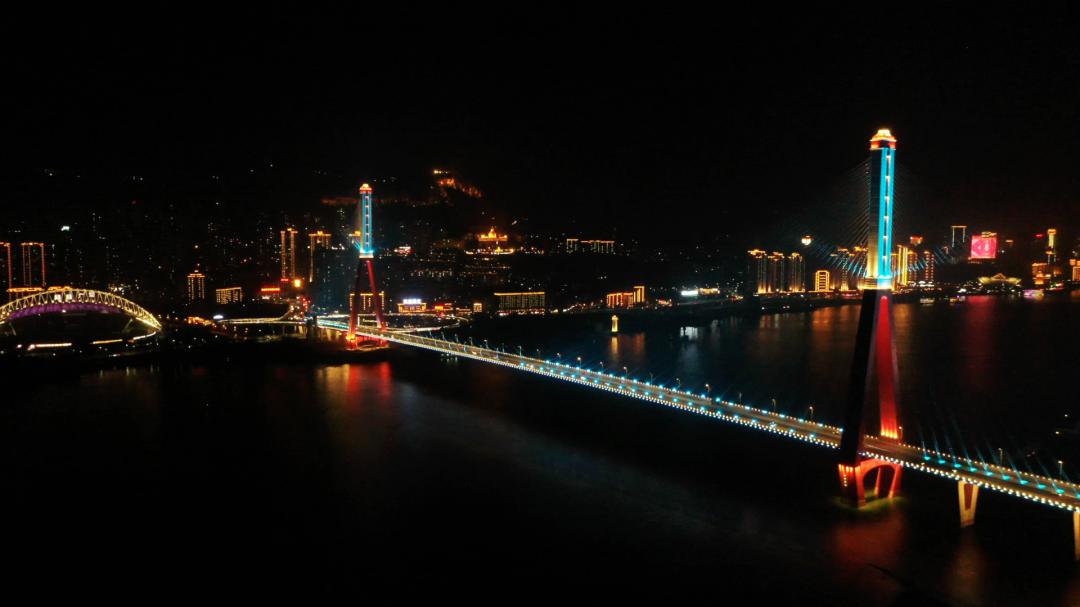 红白相间的万州牌楼长江大桥, 横跨江面流光溢彩