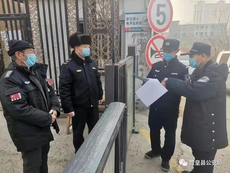(图右二为冯少卿)年近五十岁的民警冯国锋,和战友们在西高检测点不辞