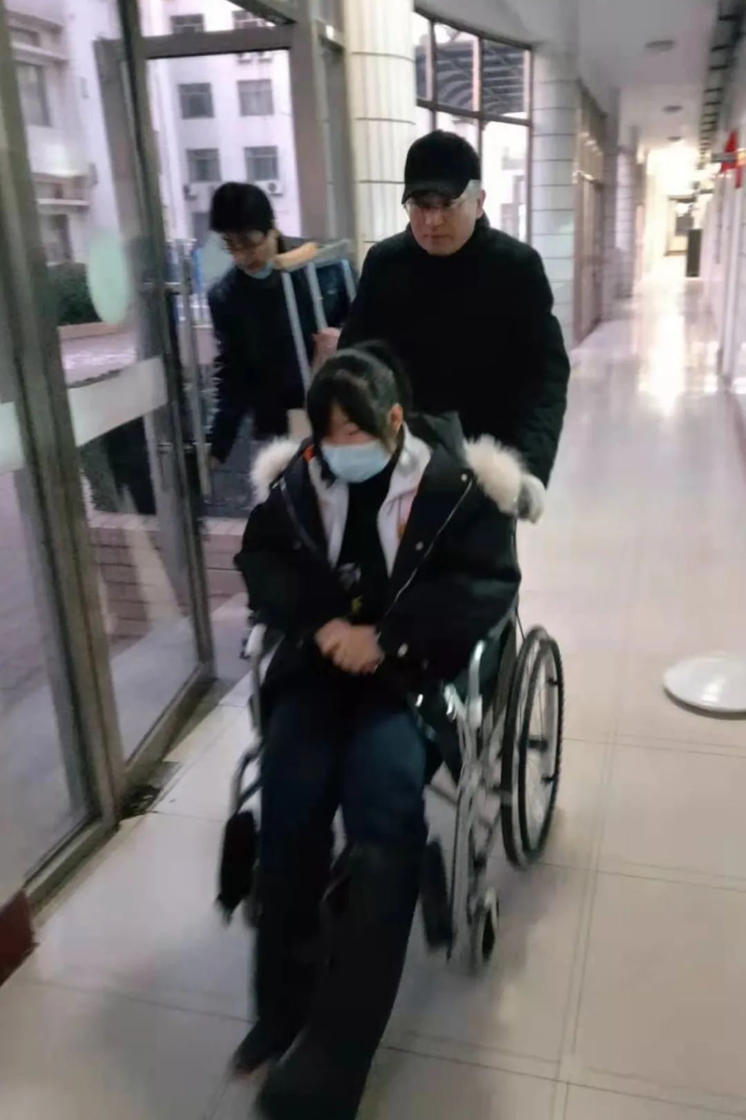 这个省实验女生脚踝骨折了以后