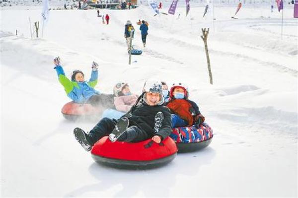 在兰州,打开地图软件搜索滑雪场,兴隆山滑雪场,龙山国际滑雪场,兰州