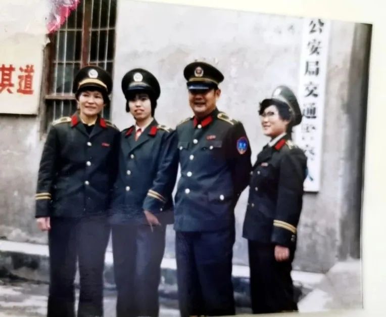 上个世纪80年代,郑雪梅高中毕业,参加考试成为一名人民警察,如今已经