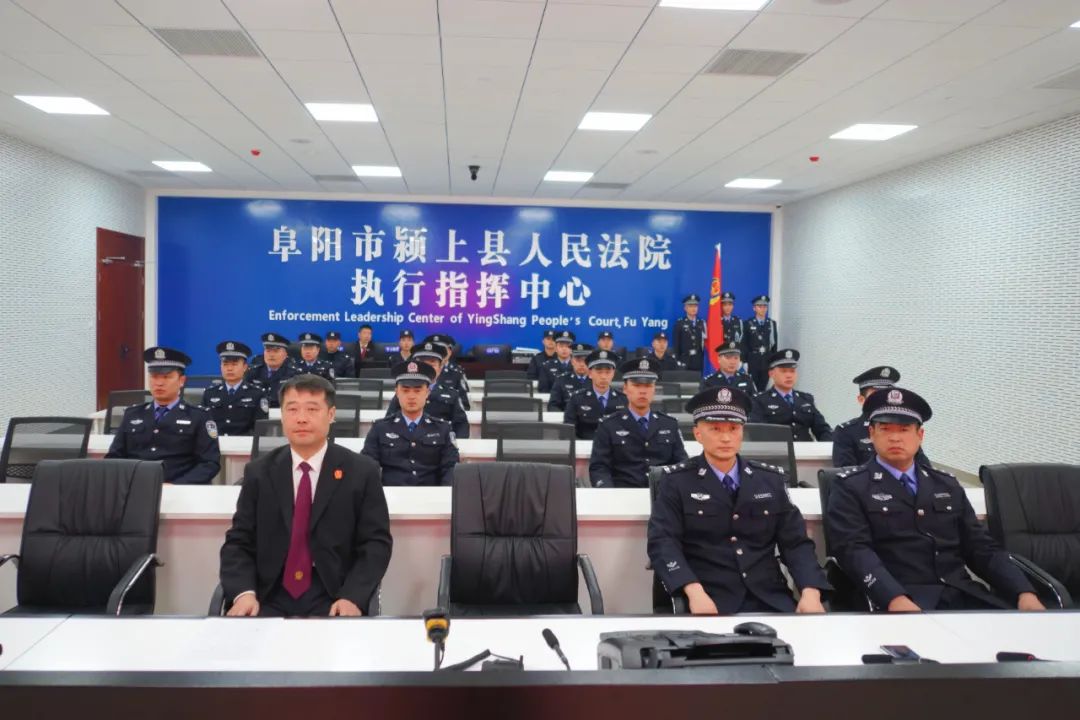 全体法警高擎右拳,面向警徽庄严宣誓"我自愿成为人民法院司法警察