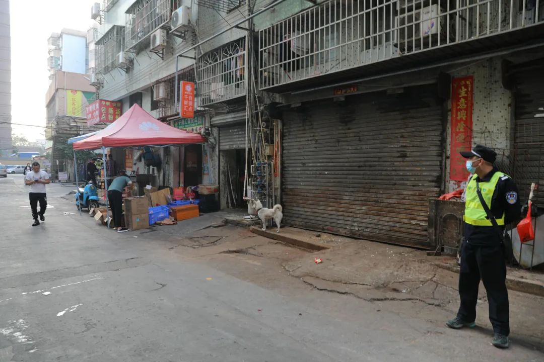 同时,唐人街市场对面的实发新村,存在着乱搭线乱摆放,地面污水横流等