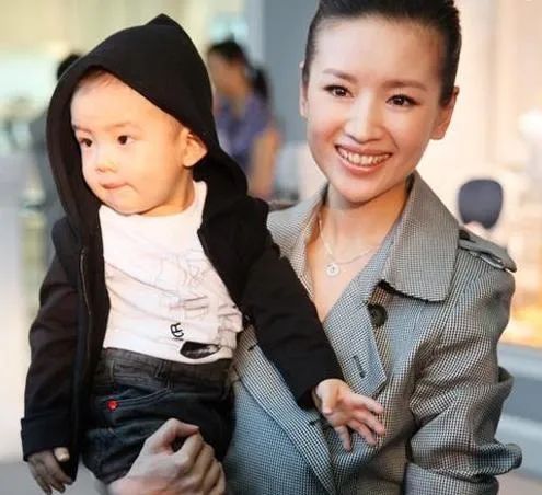 曾被爆出轨,把儿子当"情人"养,41岁的董洁怎么了?