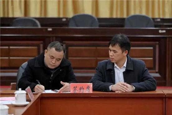 会议由县长李朝晖主持.